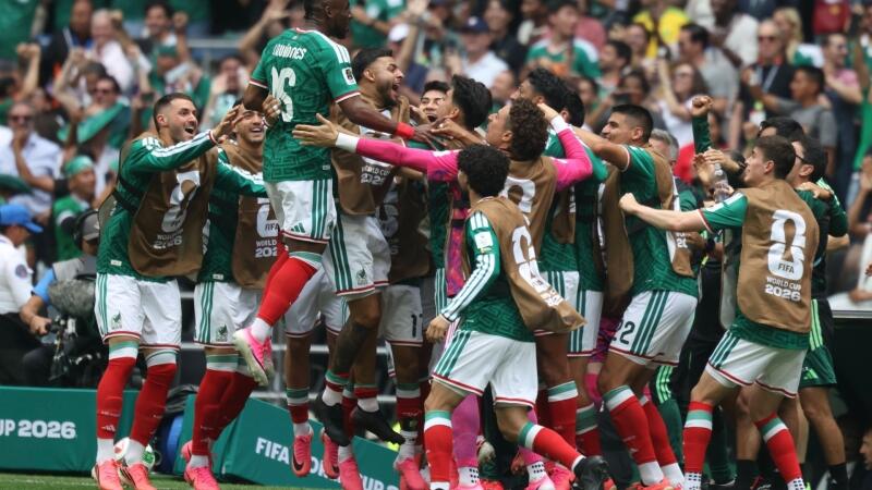 Highlights: Drei Rote! Mexiko siegt im WM-Eröffnungsspiel gegen Südafrika